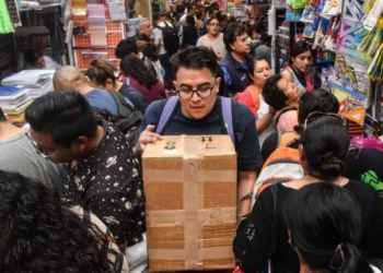 Compradores abarrotan la calle de Mesones a días del regreso a clases