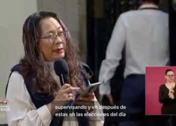 Banderazo del Presidente Andres Manuel López Obrador a Cristina Alonso por el STPRM. Adelante