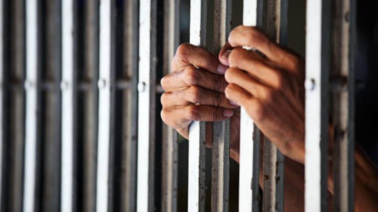 Dictan 30 años de cárcel a ex policía por feminicidio de su esposa en Michoacán