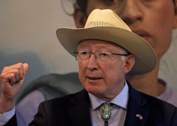 Ken Salazar expresa su postura a favor de la reforma judicial