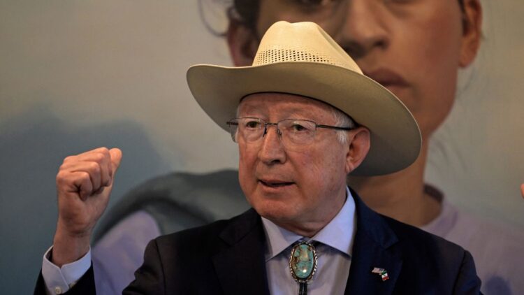 Ken Salazar expresa su postura a favor de la reforma judicial