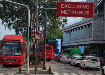 Metrobús arrolla a peatón en avenida Xola; suspenden temporalmente el servicio en L2