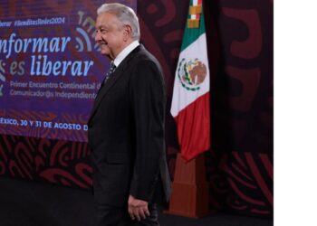 López Obrador pide a la prensa estar lejos del poder y cerca del pueblo