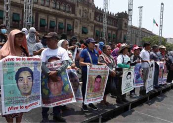 Padres de los 43 normalistas concluyen el diálogo con López Obrador