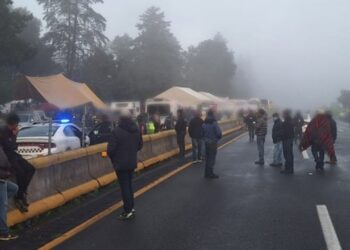 Por segundo día, ejidatarios bloquean la autopista México-Puebla
