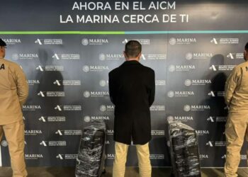 En AICM cae hombre con cocaína etiquetada como canción de Peso Pluma