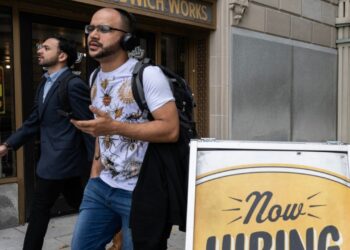 Desempleo en EUA se dispara a 4.3%, la tasa más alta desde 2021