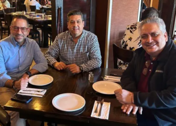 Reaparece García Cabeza de Vaca en un restaurante de McAllen, Texas