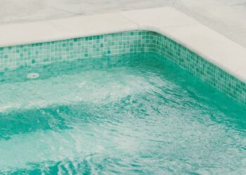 Menor de 13 años muere electrocutado en alberca en Michoacán