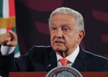 Reconoce López Obrador a consejeros del INE y magistrados tras ratificar ‘pluris’ de Morena