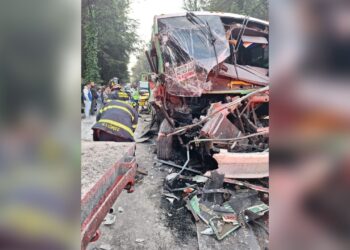 20 pasajeros resultan lesionados tras choque de camión contra tráiler en Picacho Ajusco