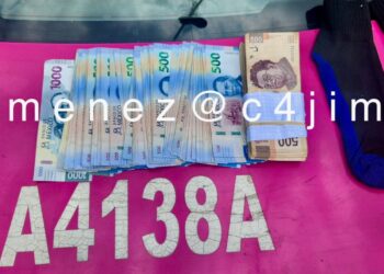 Taxista regresa a pasajero 100 mil pesos que había olvidado en la unidad