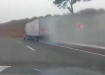 Trailero evita tragedia en la autopista México-Puebla