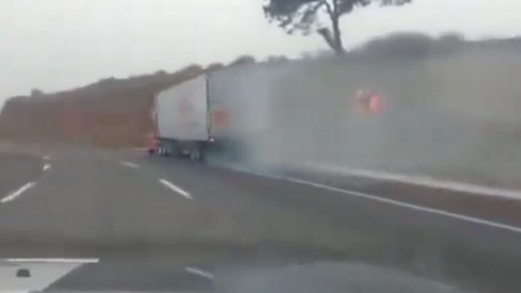 Trailero evita tragedia en la autopista México-Puebla