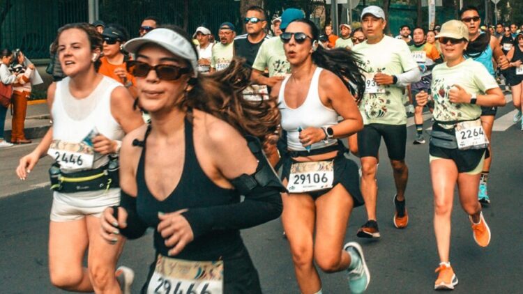 Maratón CDMX 2024: Camiones gratis para corredores; rutas y horarios