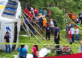 Vuelca autobús con pasajeros en carretera de Puebla; reportan nueve heridos y un muerto