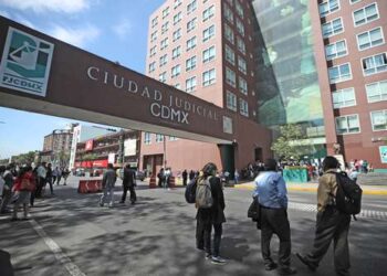 Cierre de juzgados en CDMX ocasiona empujones y discusiones