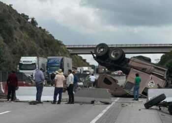 Volcadura de tráiler en Arco Norte provoca cierre por más de dos horas