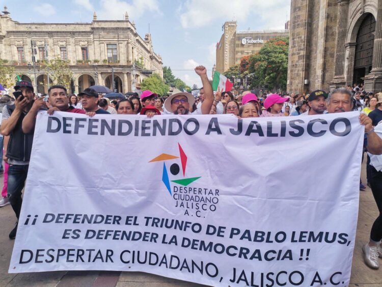 Participan miles de personas en ‘Marcha por la Defensa de Jalisco’