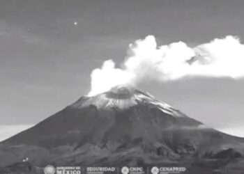 Con fumarola de 500 metros, ‘despierta’ el volcán Popocatépetl