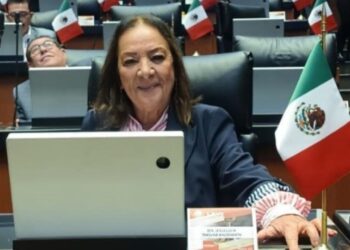 Senadora de Morena sufre lesión por petardos que lanzaron normalistas