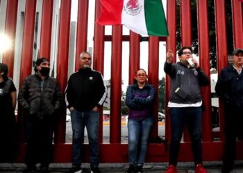 Bloquean accesos a Cámara de Diputados por reforma judicial; se respetará protesta, dice Monreal