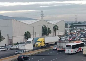 Transportistas provocan caos en la México-Querétaro a la altura de Tepotzotlán