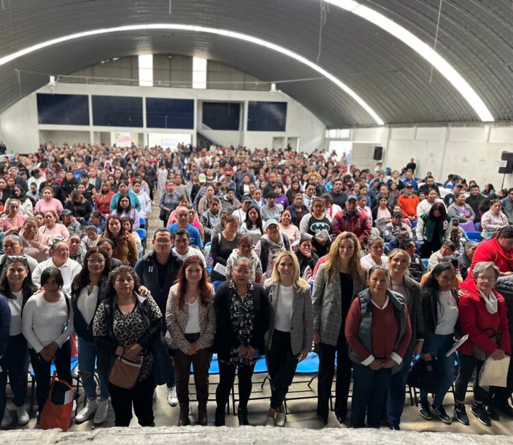 Romina Contreras entrega apoyos a 11 mil familias en Huixquilucan