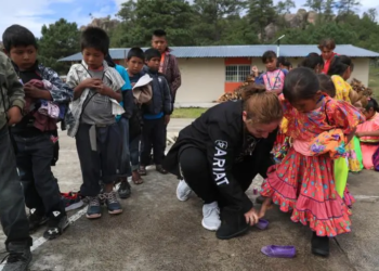 Llevan ayuda en burros a pueblos indígenas de Chihuahua