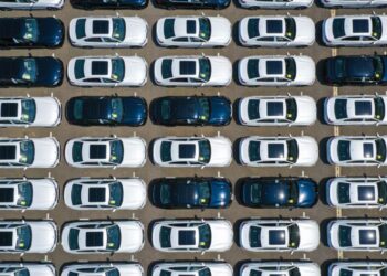 BMW llama a revisión a 1.5 millones de vehículos y rebaja sus objetivos anuales