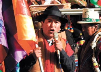 Indígenas bolivianos bloquean caminos para exigir la renuncia del presidente Luis Arce