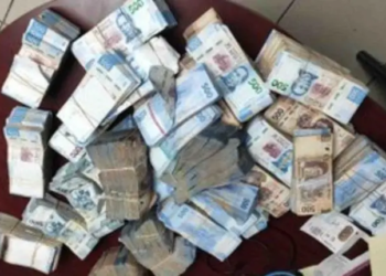 Detienen a conductor con 5.7 mdp ocultos en llanta de refacción en Nayarit