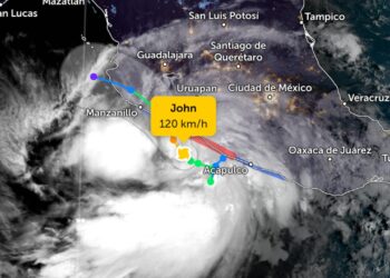 ‘John’ recobra fuerza a huracán categoría 1 y amenaza con inundaciones