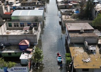 Regresan a clases tras inundaciones en Chalco
