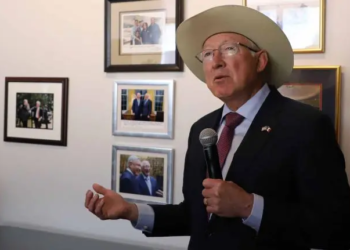 Ken Salazar responde a AMLO: violencia en Sinaloa no es culpa de EU