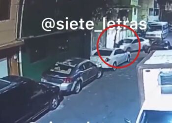 Conductor frustra robo de auto en Azcapotzalco al arrollar al ladrón