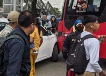 Choca unidad de Metrobús contra vehículo particular en estación el Caminero