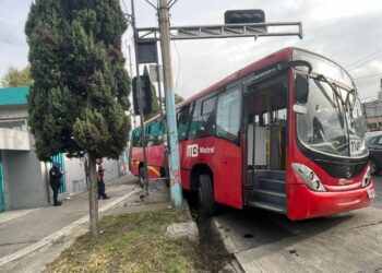 Se registra accidente de unidad del Metrobús en Iztacalco; no se reportan heridos