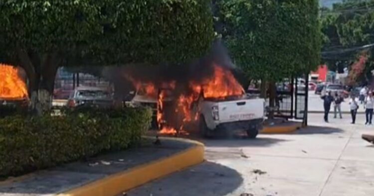 Normalistas vandalizan e incendian vehículos en el Congreso de Guerrero