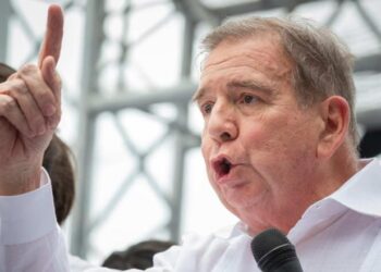 Opositor venezolano Edmundo González viaja a España para asilarse