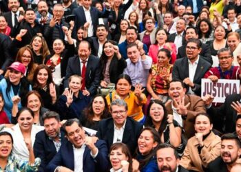 Distribuye Morena ‘la madre de todas las reformas’, cuadernillo para justificar la reforma al PJF