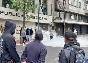 Trabajadores intentan entrar a la fuerza al Sindicato Petrolero; 5 heridos
