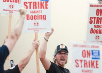 Trabajadores de Boeing inician huelga en EUA tras rechazar propuesta de la empresa