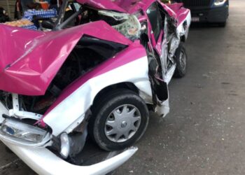 Taxista se salva de milagro tras ser impactado por tráiler en Iztapalapa
