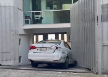 Auto choca, se da a la fuga y termina dentro de inmueble en la Benito Juárez