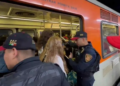 Policías forcejean con cuentacuentos y su hija en Línea 2 del Metro