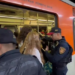 Policías forcejean con cuentacuentos y su hija en Línea 2 del Metro