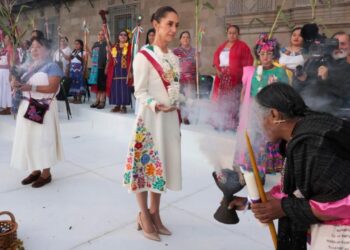 Claudia Sheinbaum recibe bastón de mando y asume 100 compromisos