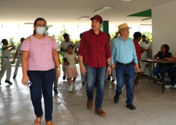 Encabeza titular de la SEP brigadas de limpieza en escuelas de Acapulco tras paso del huracán John