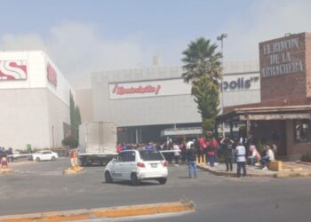 Desalojan Plaza las Américas en Ecatepec por fuerte incendio